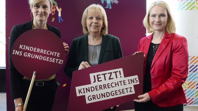 Schilder werden hochgehalten mit der Aufschrift "Jetzt! Kinderrechte ins Grundgesetz"