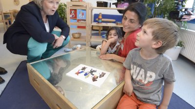Ministerpräsidentin Hannelore Kraft mit Kindern