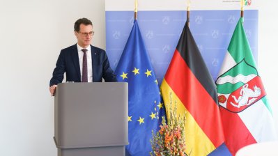Ministerpräsident Wüst händigt Hendrik Snoek den Bundesverdienstorden aus