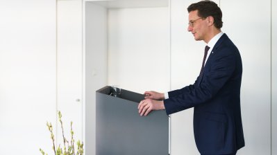 Ministerpräsident Wüst händigt Hendrik Snoek den Bundesverdienstorden aus