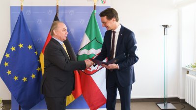 Ministerpräsident Wüst händigt Hendrik Snoek den Bundesverdienstorden aus