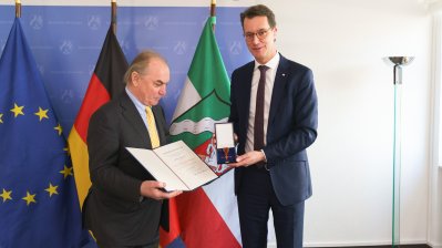 Ministerpräsident Wüst händigt Hendrik Snoek den Bundesverdienstorden aus
