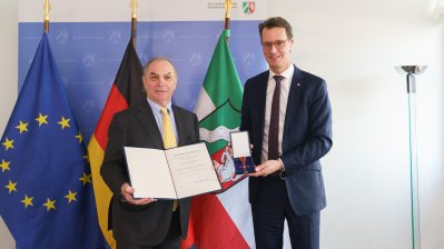 Ministerpräsident Wüst händigt Hendrik Snoek den Bundesverdienstorden aus