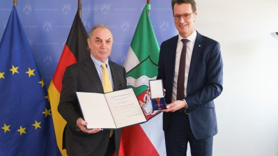 Ministerpräsident Wüst händigt Hendrik Snoek den Bundesverdienstorden aus