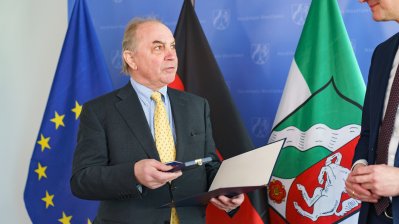 Ministerpräsident Wüst händigt Hendrik Snoek den Bundesverdienstorden aus