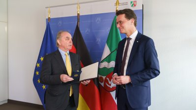 Ministerpräsident Wüst händigt Hendrik Snoek den Bundesverdienstorden aus