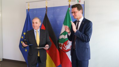 Ministerpräsident Wüst händigt Hendrik Snoek den Bundesverdienstorden aus