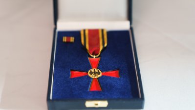 Ministerpräsident Wüst händigt Hendrik Snoek den Bundesverdienstorden aus