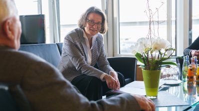 Ministerin Scharrenbach ehrt Werner Schmidt mit dem Verdienstorden des Landes Nordrhein-Westfalen