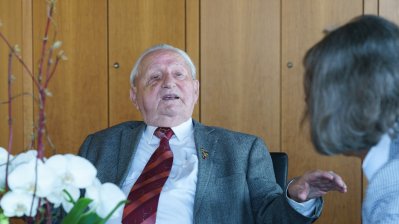 Ministerin Scharrenbach ehrt Werner Schmidt mit dem Verdienstorden des Landes Nordrhein-Westfalen