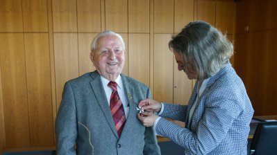 Ministerin Scharrenbach ehrt Werner Schmidt mit dem Verdienstorden des Landes Nordrhein-Westfalen