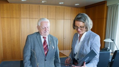 Ministerin Scharrenbach ehrt Werner Schmidt mit dem Verdienstorden des Landes Nordrhein-Westfalen