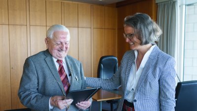 Ministerin Scharrenbach ehrt Werner Schmidt mit dem Verdienstorden des Landes Nordrhein-Westfalen