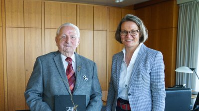 Ministerin Scharrenbach ehrt Werner Schmidt mit dem Verdienstorden des Landes Nordrhein-Westfalen