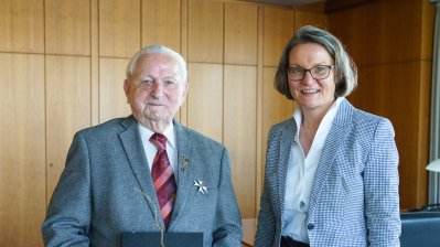 Ministerin Scharrenbach ehrt Werner Schmidt mit dem Verdienstorden des Landes Nordrhein-Westfalen