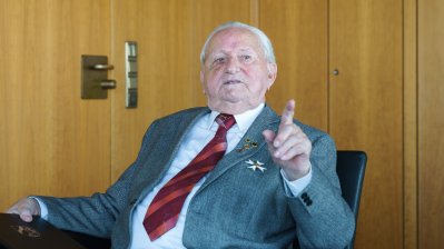 Ministerin Scharrenbach ehrt Werner Schmidt mit dem Verdienstorden des Landes Nordrhein-Westfalen