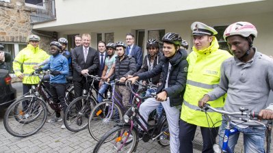 Polizei sorgt mit Fahrradtraining für Sicherheit von Flüchtlingen im Straßenverkehr