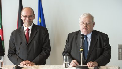 Das Foto zeigt den designierten neuen Minister für Arbeit, Integration und Soziales, Rainer Schmeltzer und seinen Amtsvorgänger Guntram Schneider.