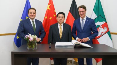 Gruppenfoto vor Flaggen zusammen mit Europaminister Liminski