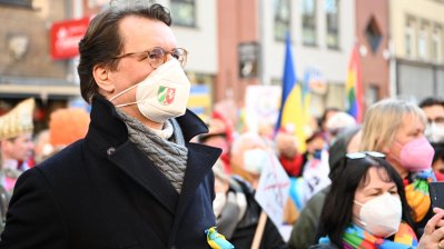Ministerpräsident Hendrik Wüst nimmt an einer Friedensdemonstration in Köln teil