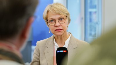 Ministerin Feller gibt ein Pressestatement