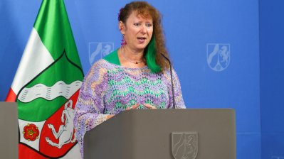 Sportstaatssekretärin Milz stellt das Modellvorhaben mobile Schwimmcontainer „narwali“ vor