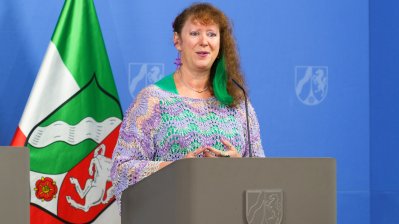 Sportstaatssekretärin Milz stellt das Modellvorhaben mobile Schwimmcontainer „narwali“ vor