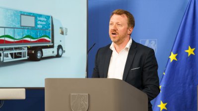 Sportstaatssekretärin Milz stellt das Modellvorhaben mobile Schwimmcontainer „narwali“ vor