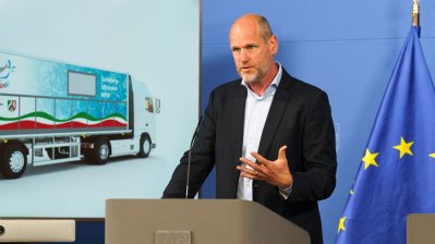 Sportstaatssekretärin Milz stellt das Modellvorhaben mobile Schwimmcontainer „narwali“ vor