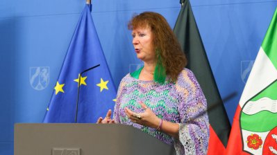 Sportstaatssekretärin Milz stellt das Modellvorhaben mobile Schwimmcontainer „narwali“ vor