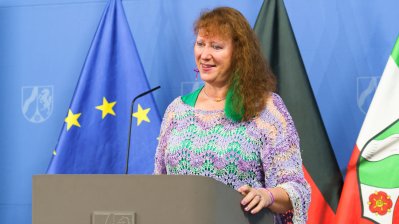 Sportstaatssekretärin Milz stellt das Modellvorhaben mobile Schwimmcontainer „narwali“ vor