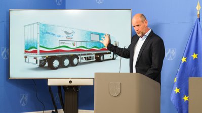 Sportstaatssekretärin Milz stellt das Modellvorhaben mobile Schwimmcontainer „narwali“ vor