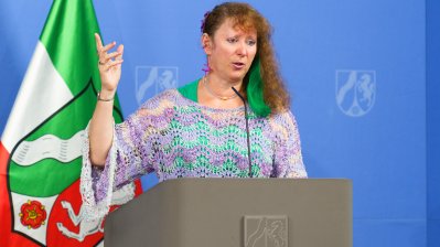 Sportstaatssekretärin Milz stellt das Modellvorhaben mobile Schwimmcontainer „narwali“ vor