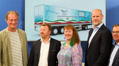 Sportstaatssekretärin Milz stellt das Modellvorhaben mobile Schwimmcontainer „narwali“ vor