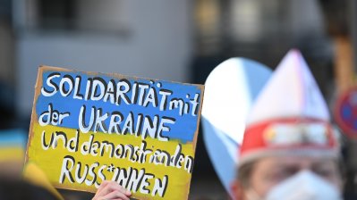 Ministerpräsident Hendrik Wüst nimmt an einer Friedensdemonstration in Köln teil