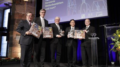 Ministerpräsident Armin Laschet mit vier weiteren Personen auf einer Bühne stehend.