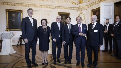 Gruppenbild mit Bundespräsident Steinmeier und Ministerpräsident Laschet.