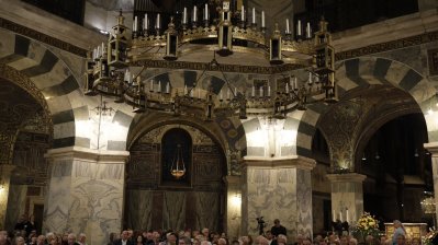 Die Ehrengäste gemeinsam in einer Sitzgruppe in der Mitte des Aachener Doms.
