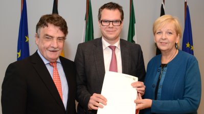 Mike Janke, Ressorleiter Planen und Bauen der Stadt Iserlohn, im Kreise von Bauminister Michael Groschek und Ministerpräsidentin Hannelore Kraft.
