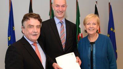 Lennestadts Bürgermeister Stefan Hundt im Kreise von Bauminister Michael Groschek und Ministerpräsidentin Hannelore Kraft.