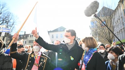 Ministerpräsident Hendrik Wüst nimmt an einer Friedensdemonstration in Köln teil