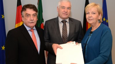 Schmallenbergs Bürgermeister Bernhard Halbe im Kreise von Bauminister Michael Groschek und Ministerpräsidentin Hannelore Kraft.