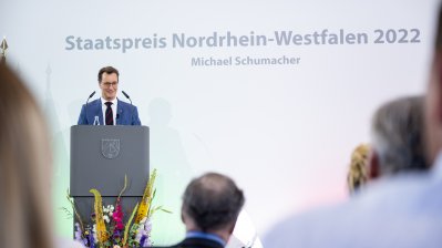 Ministerpräsident Hendrik Wüst verleiht den Staatspreis an Michael Schumacher