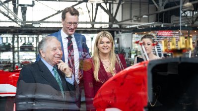 Ministerpräsident Hendrik Wüst verleiht den Staatspreis an Michael Schumacher