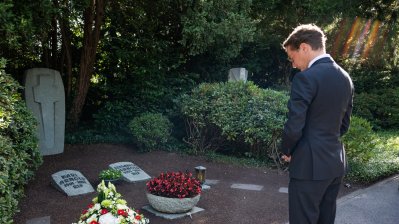 Ministerpräsident Hendrik Wüst steht am Grab von Karl Arnold
