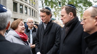 Ministerpräsident Wüst legt Kranz vor ehemaliger Synagoge Düsseldorf nieder