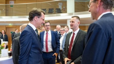 Ministerpräsident Hendrik Wüst verleiht die Rettungsmedaille des Landes Nordrhein-Westfalen an Dustin Raatz