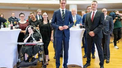 Ministerpräsident Hendrik Wüst verleiht die Rettungsmedaille des Landes Nordrhein-Westfalen an Dustin Raatz