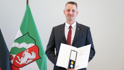Ministerpräsident Hendrik Wüst verleiht die Rettungsmedaille des Landes Nordrhein-Westfalen an Dustin Raatz