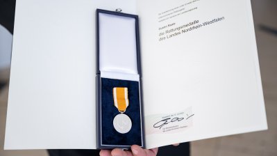 Ministerpräsident Hendrik Wüst verleiht die Rettungsmedaille des Landes Nordrhein-Westfalen an Dustin Raatz